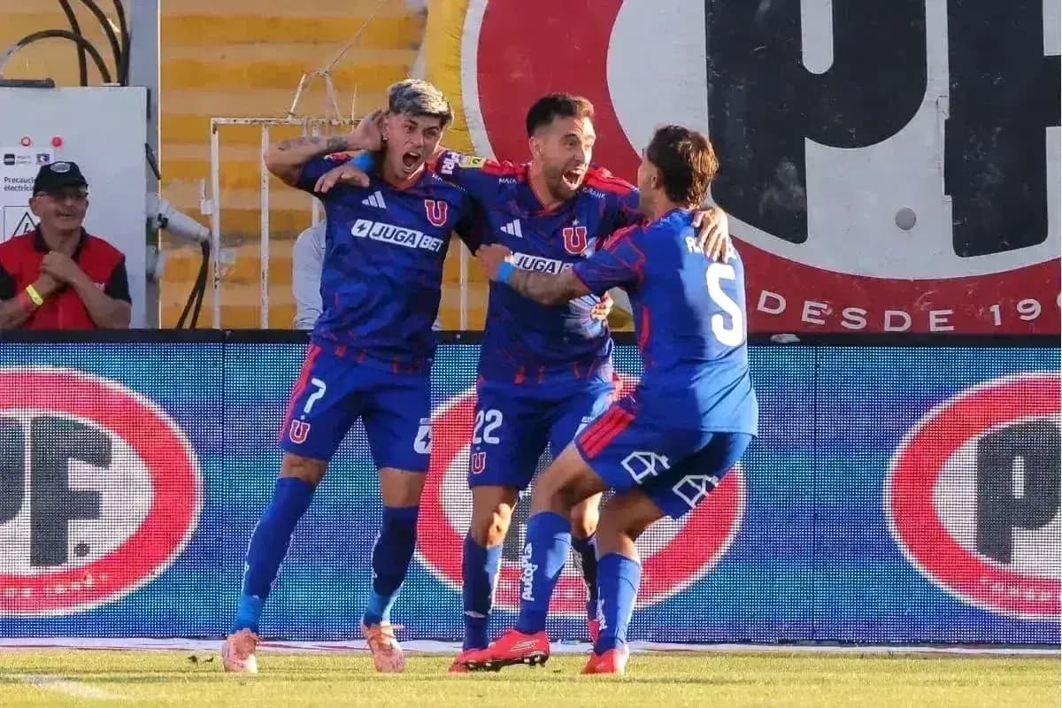 Jugadores de Universidad de Concepción celebrando un gol