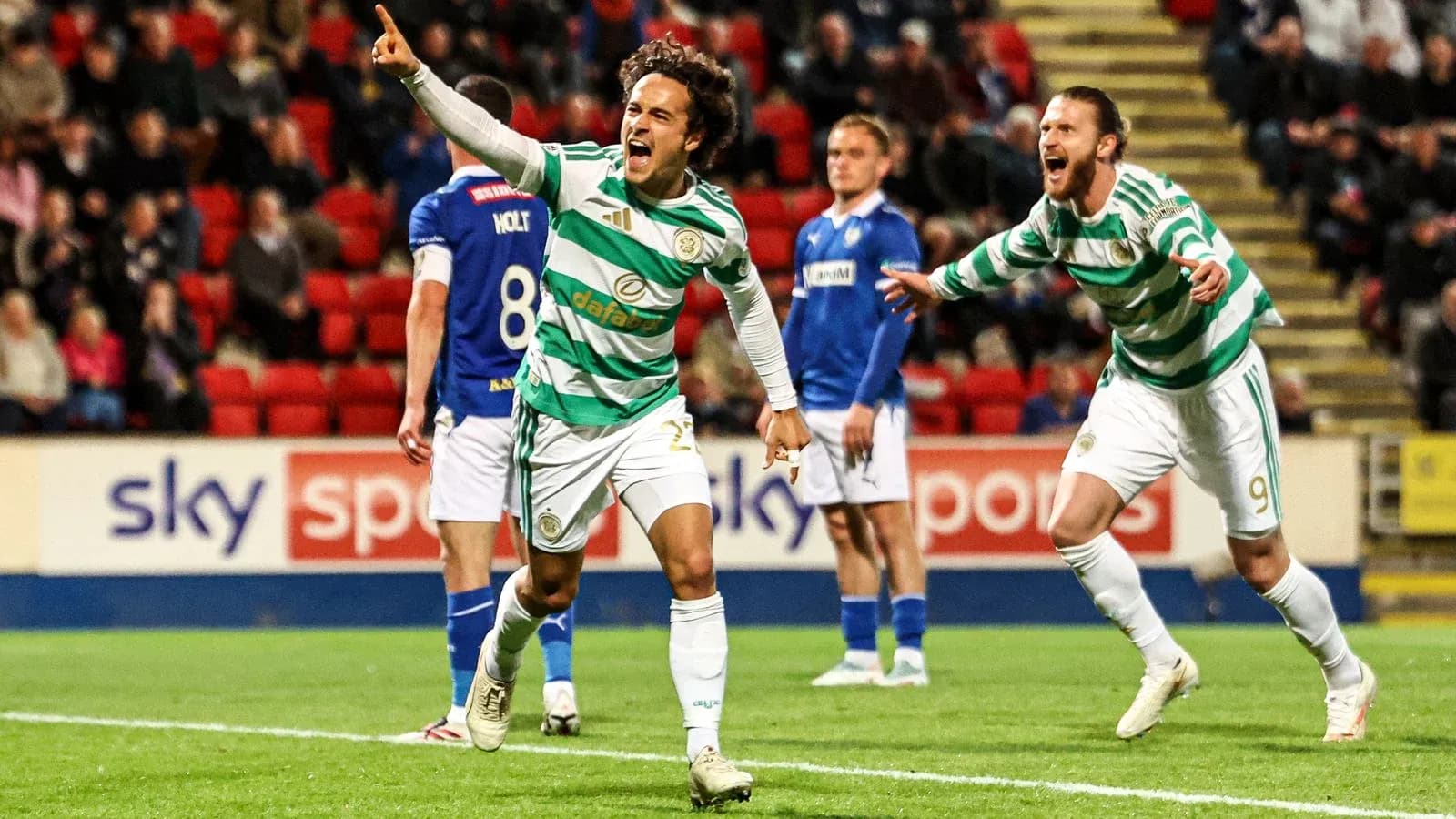 Jugador de Celtic celebra un gol en el partido