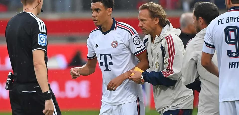 Jugador de Bayern Munich siendo atendido por el cuerpo médico