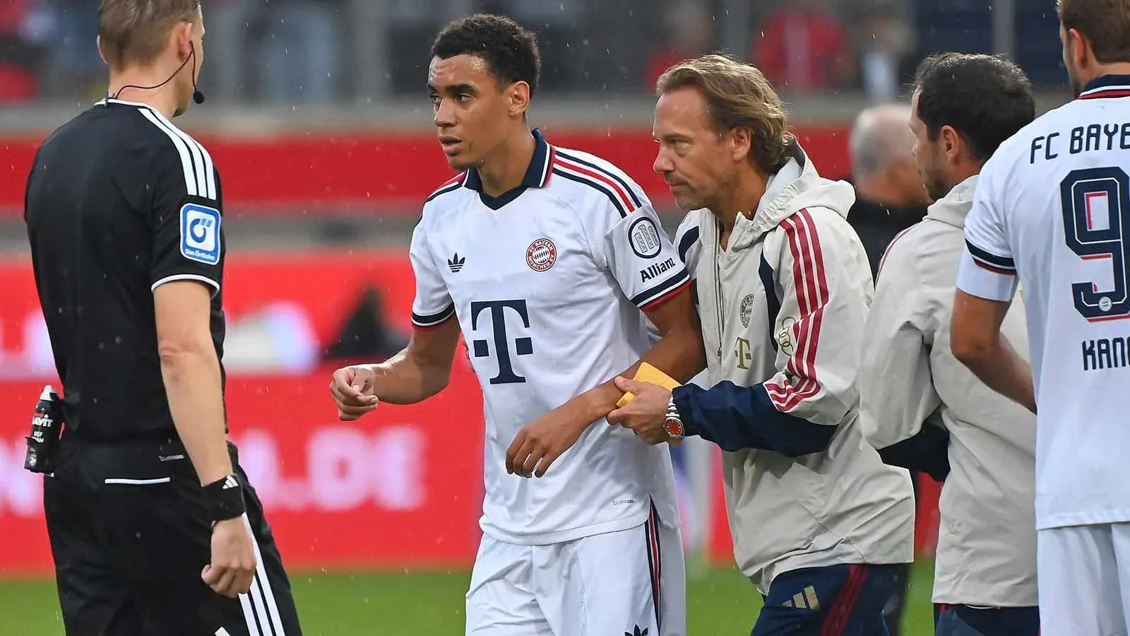 Jugador de Bayern Munich siendo atendido por el cuerpo médico