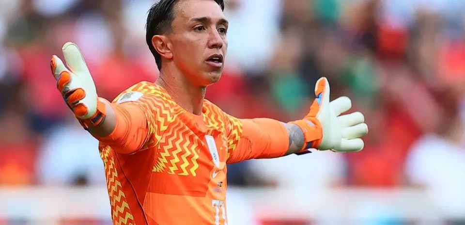 Portero señalando instrucciones durante el partido