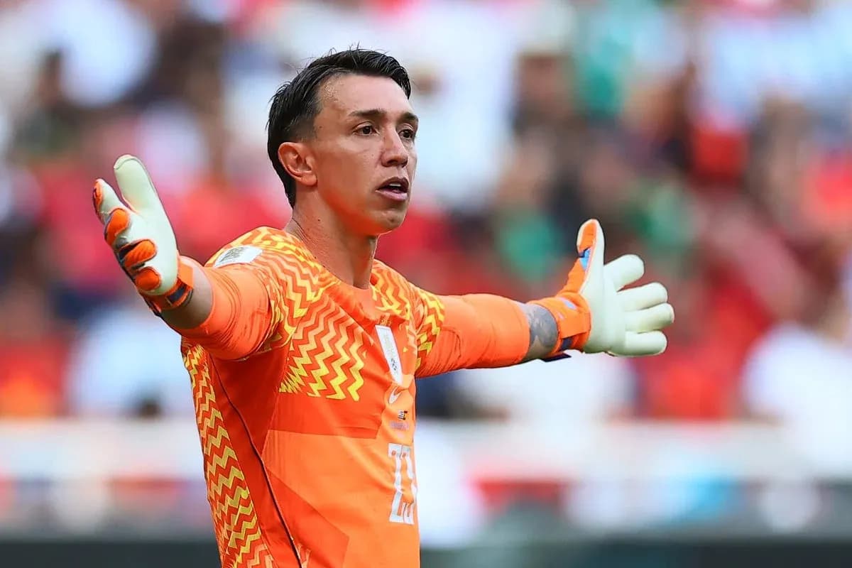 Portero señalando instrucciones durante el partido
