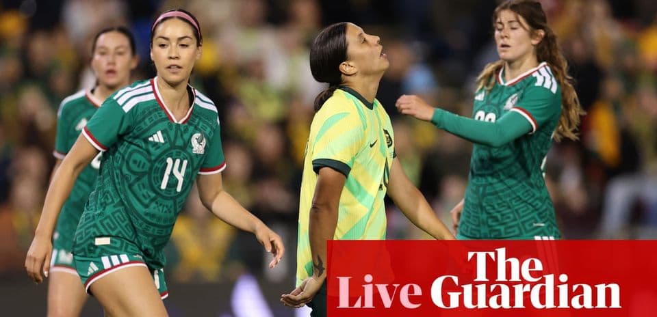 Jugadoras de México y Australia durante un partido de fútbol