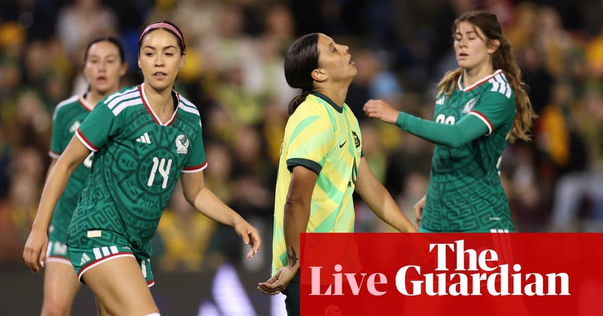 Jugadoras de México y Australia durante un partido de fútbol