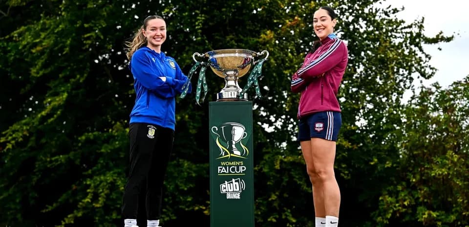 Jugadoras posando junto al trofeo de la FAI Cup femenina