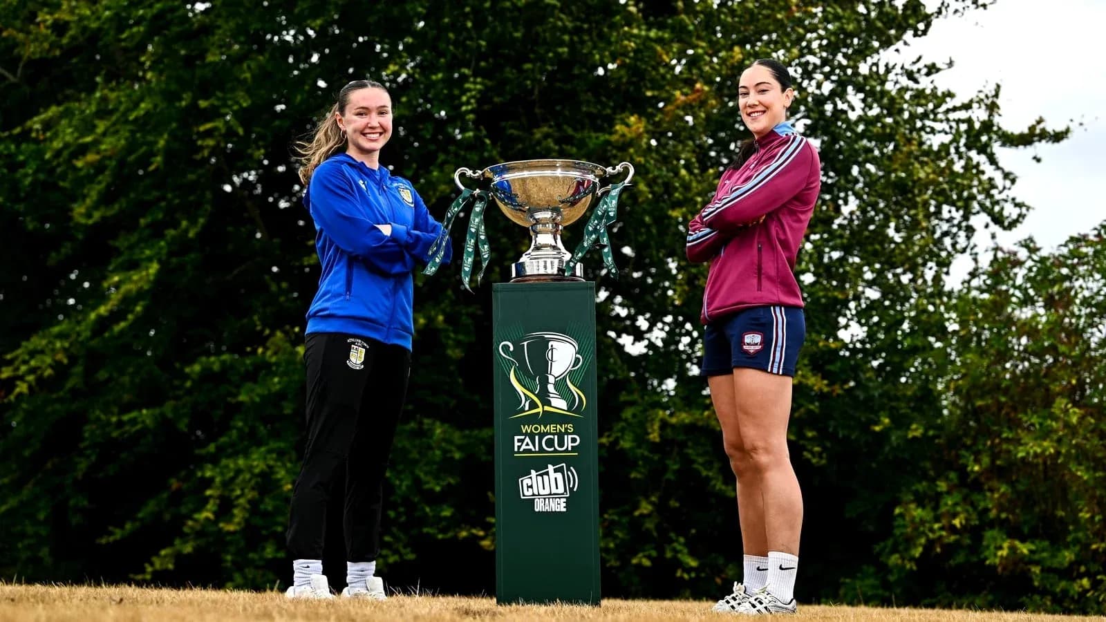 Jugadoras posando junto al trofeo de la FAI Cup femenina