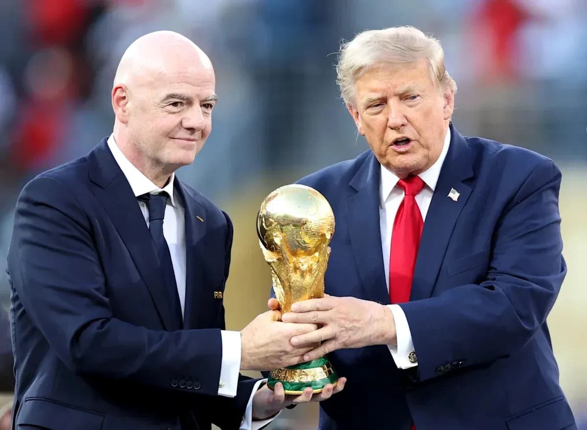 Gianni Infantino y Donald Trump sosteniendo la Copa del Mundo
