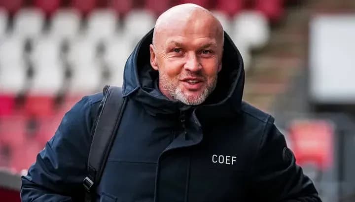 Hombre con chaqueta caminando hacia el estadio