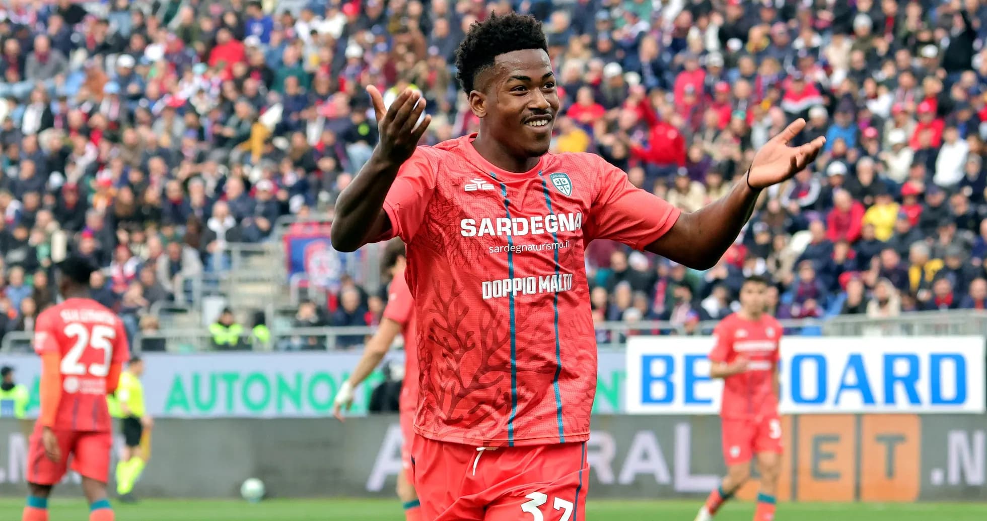 Jugador celebrando en partido con aficionados al fondo