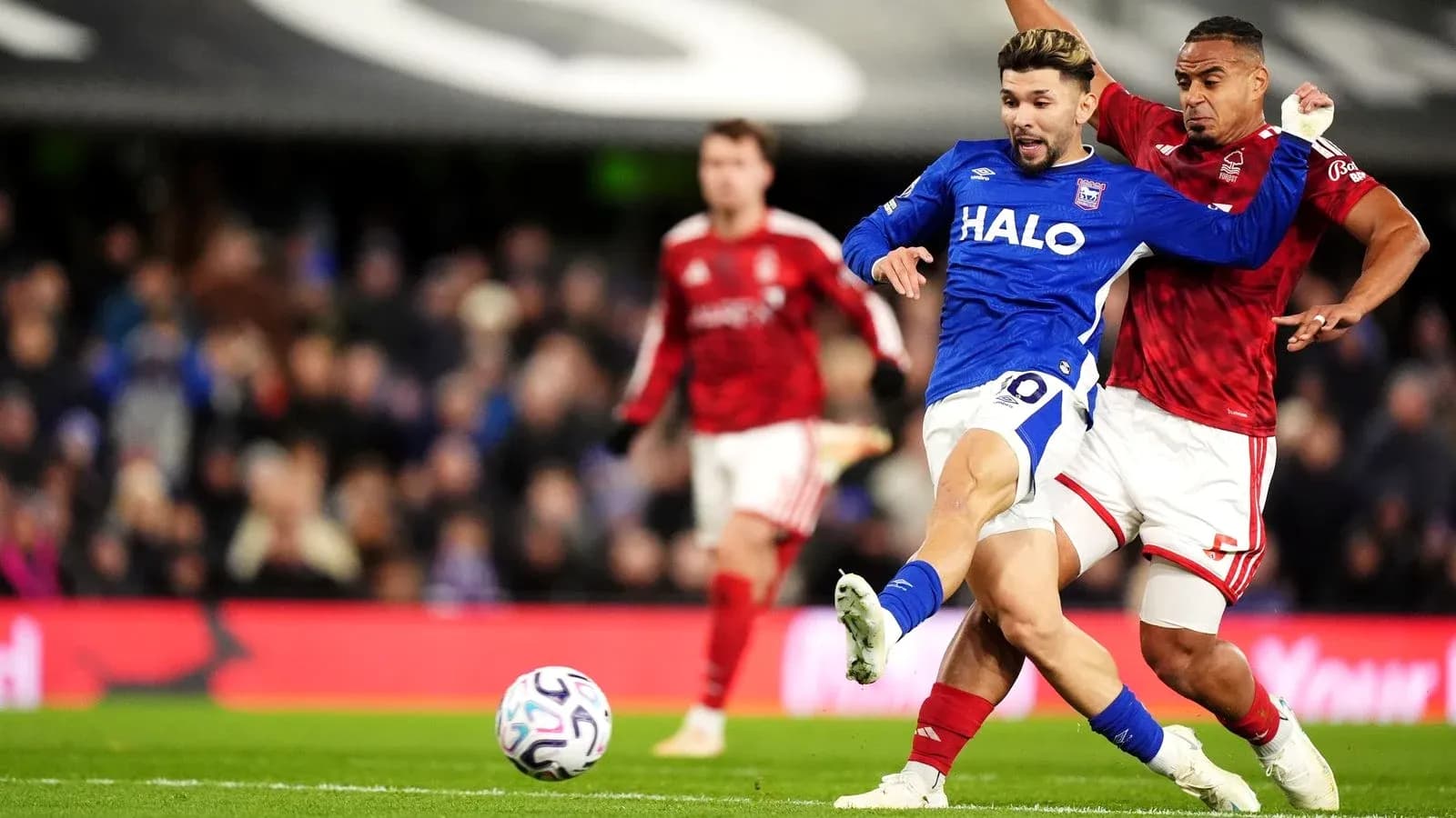 Jugador de Ipswich siendo desafiado por oponente