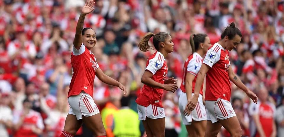 Jugadoras de Arsenal celebrando un gol en el estadio