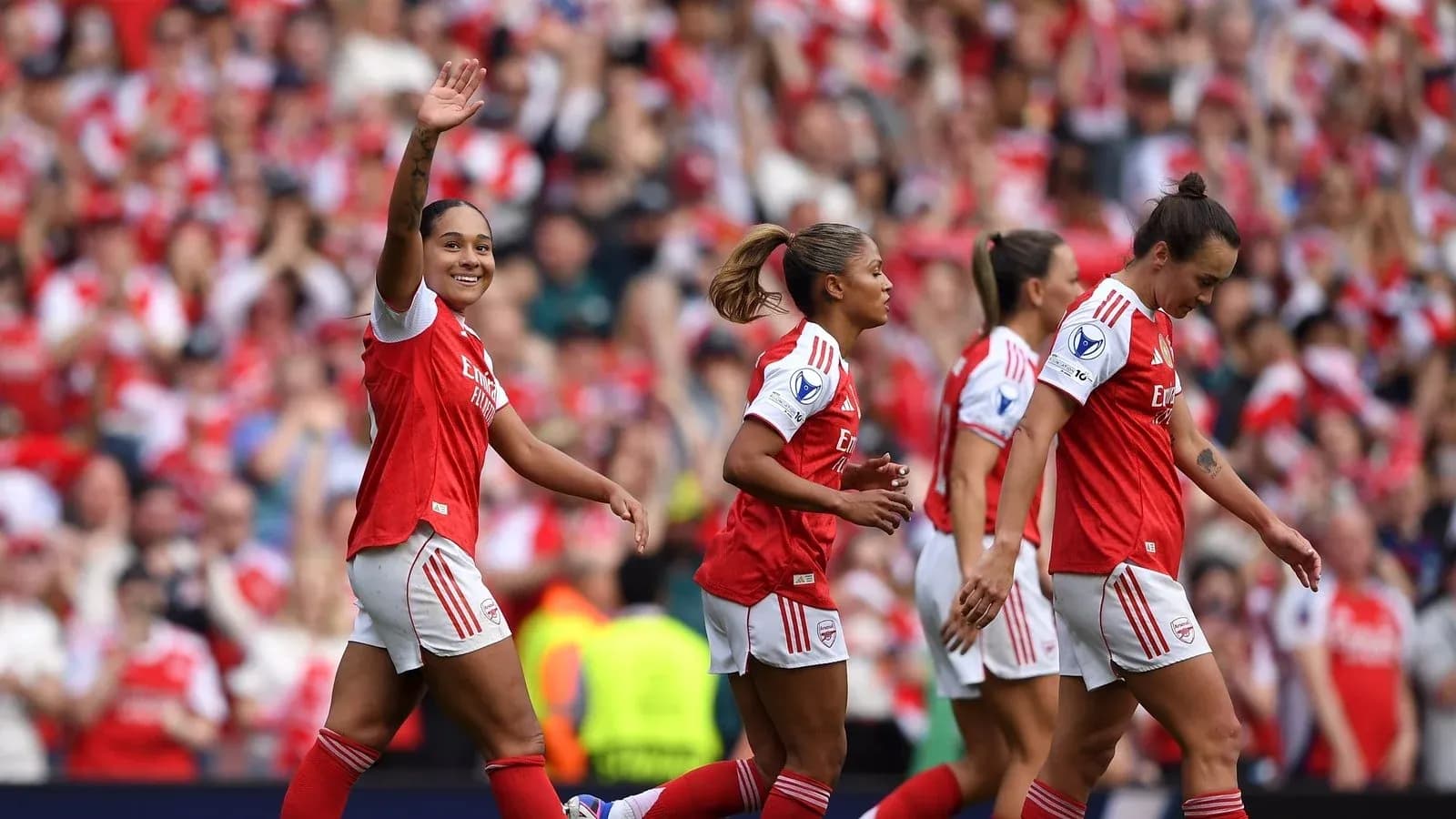 Jugadoras de Arsenal celebrando un gol en el estadio
