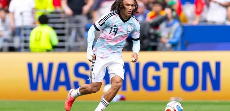 Jugador corriendo con balón en el campo de juego