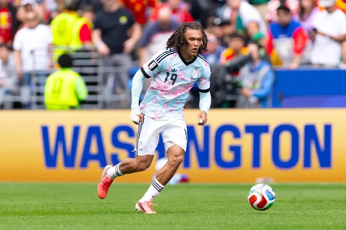 Jugador corriendo con balón en el campo de juego