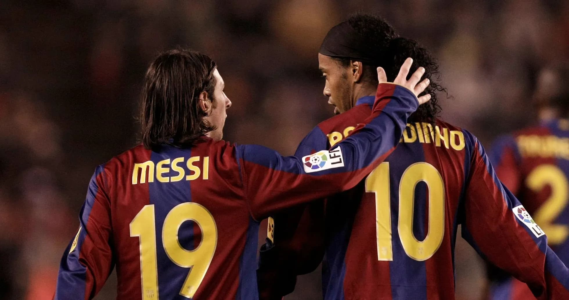 Messi y Ronaldinho en el campo de juego