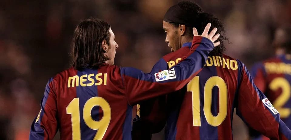 Messi y Ronaldinho en el campo de juego