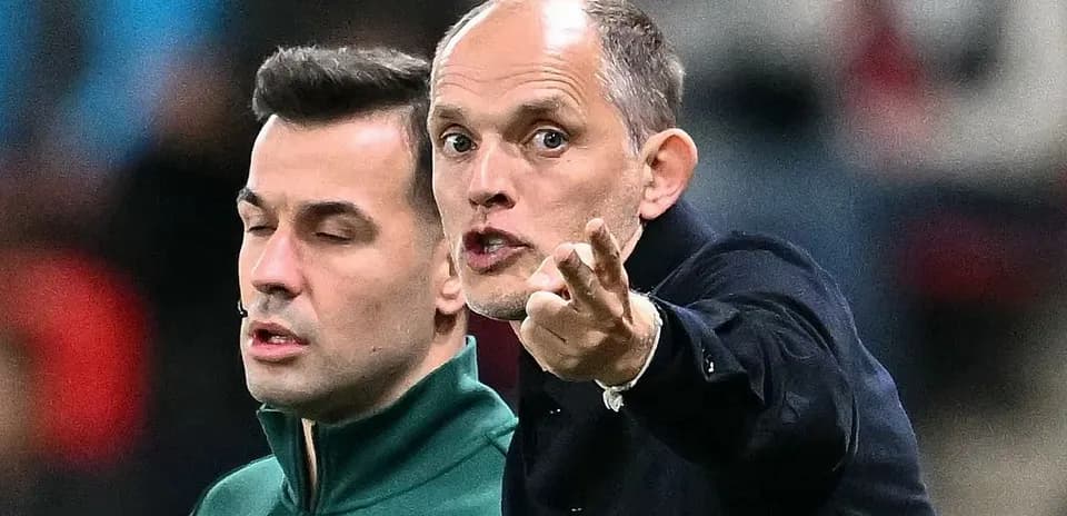 Entrenador dirigiendo instrucciones durante el partido
