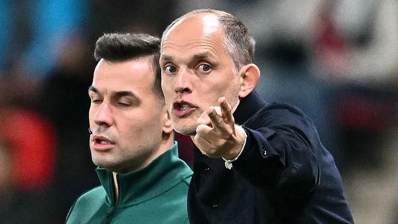 Entrenador dirigiendo instrucciones durante el partido