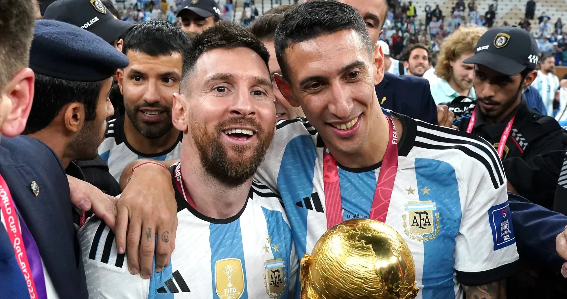 Jugadores de Argentina celebrando con el trofeo