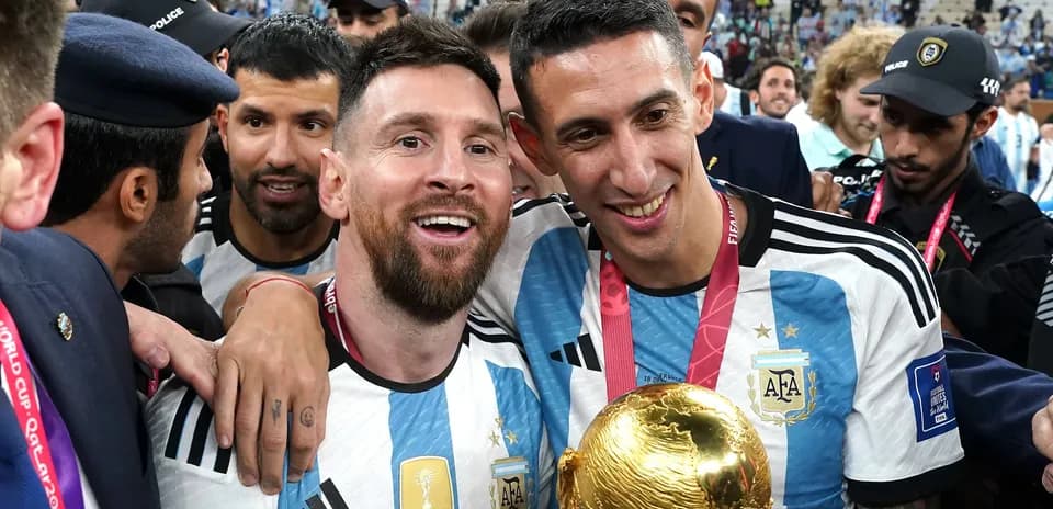 Jugadores de Argentina celebrando con el trofeo