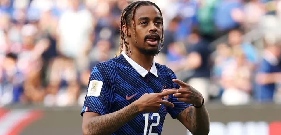 Jugador de fútbol señalando durante el partido
