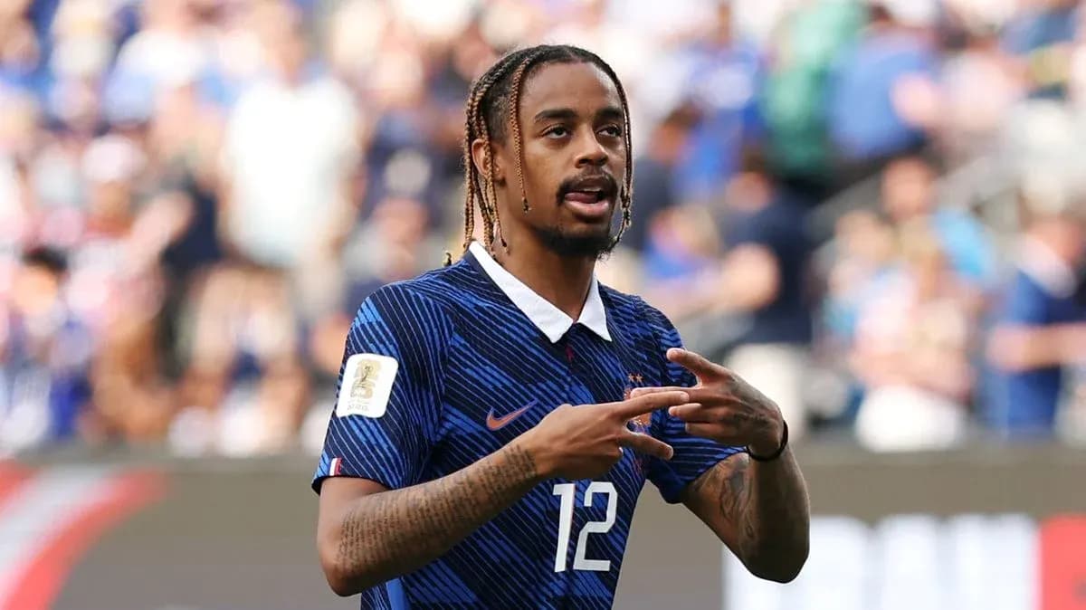 Jugador de fútbol señalando durante el partido