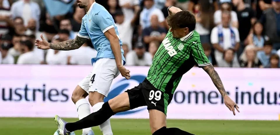 Jugadores de Lazio y Sassuolo disputando el balón