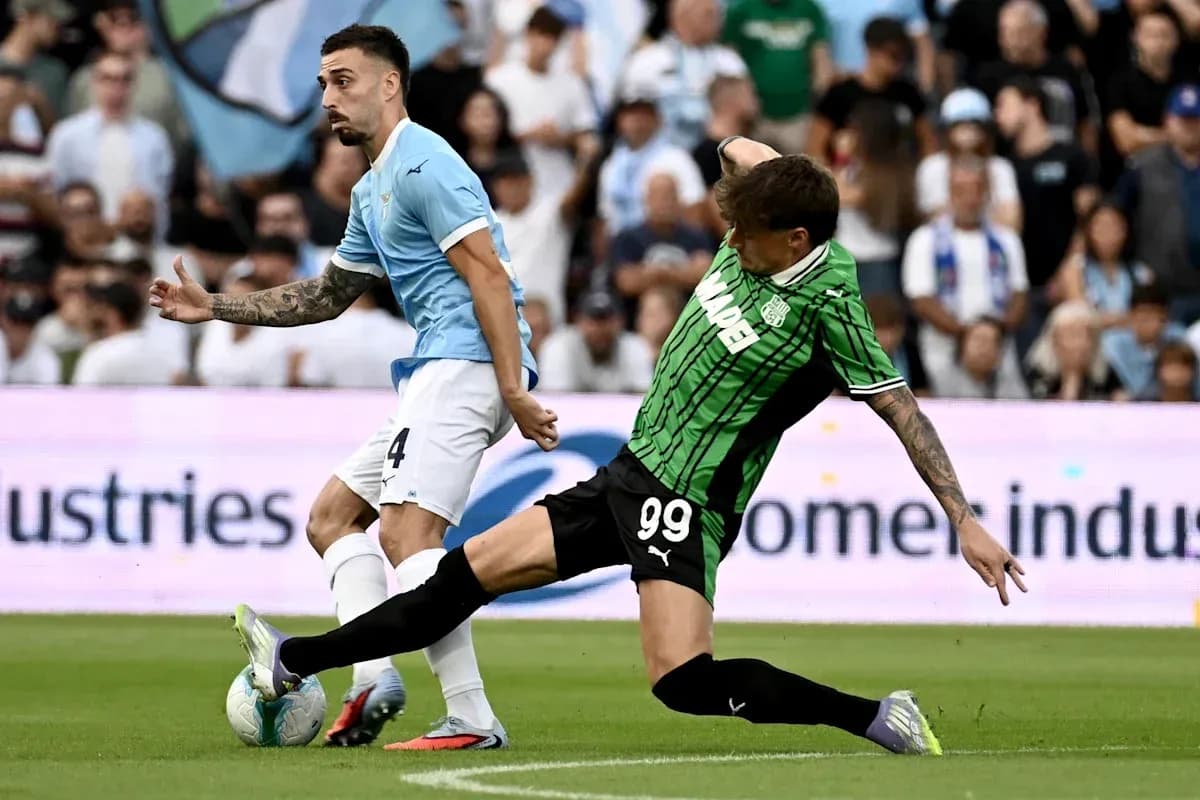 Jugadores de Lazio y Sassuolo disputando el balón
