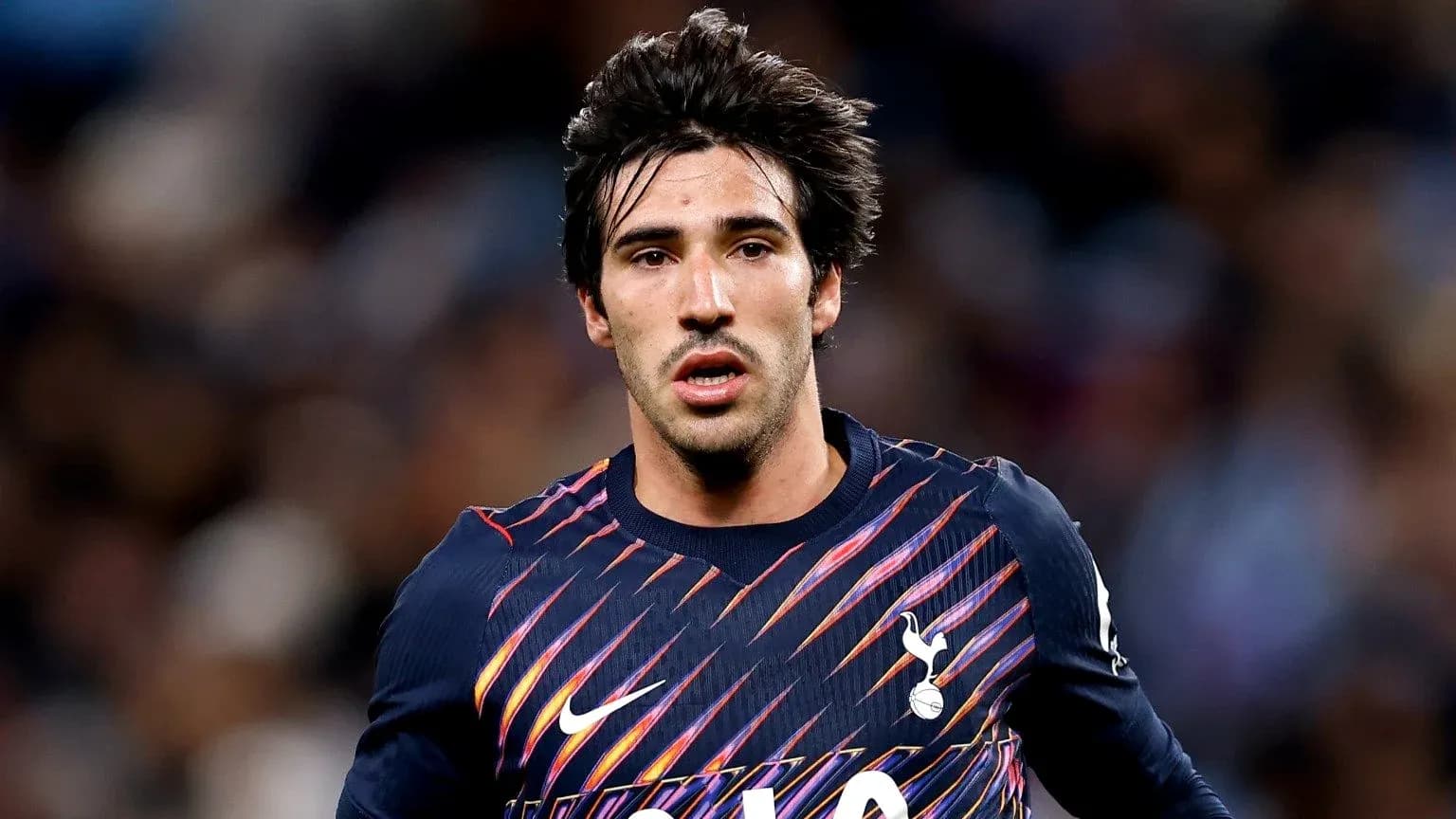 Jugador de Tottenham corriendo durante un partido