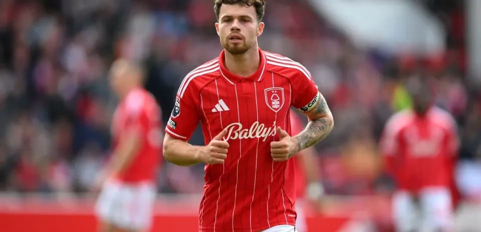 Jugador con camiseta roja en el campo de fútbol