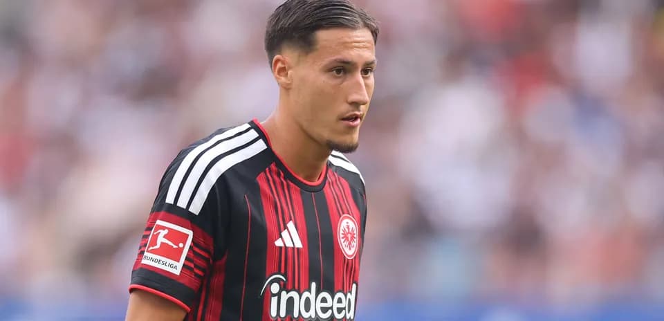 Jugador de Eintracht Frankfurt en acción durante el partido