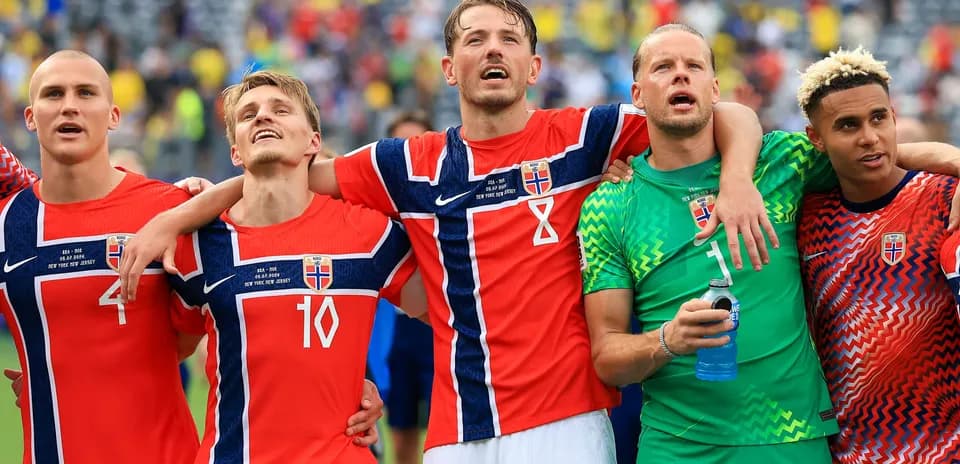 Jugadores de Noruega abrazados tras el partido