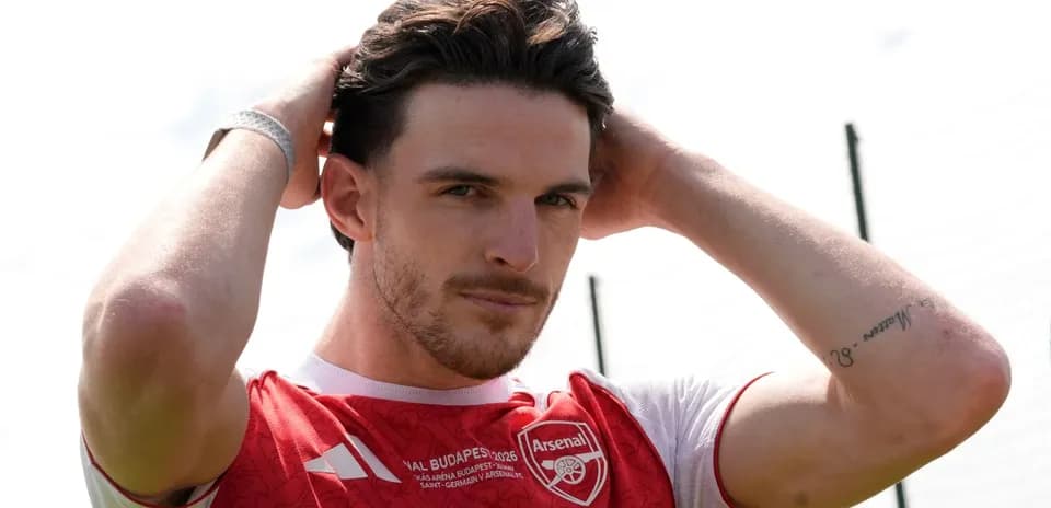 Jugador de Arsenal ajustando su peinado durante entrenamiento