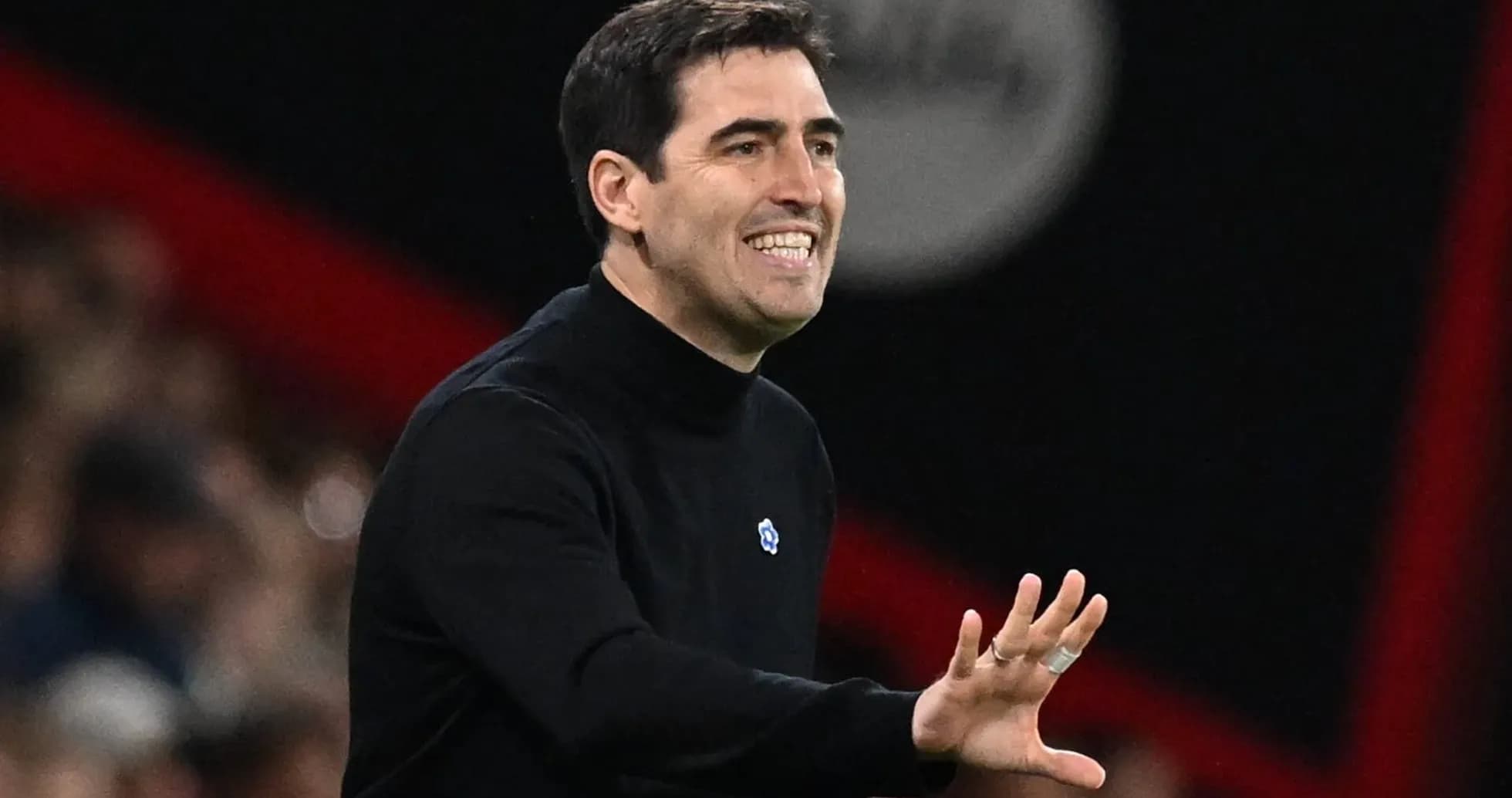 Entrenador dirigiendo al equipo durante el partido