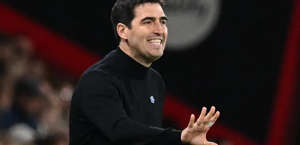 Entrenador dirigiendo al equipo durante el partido