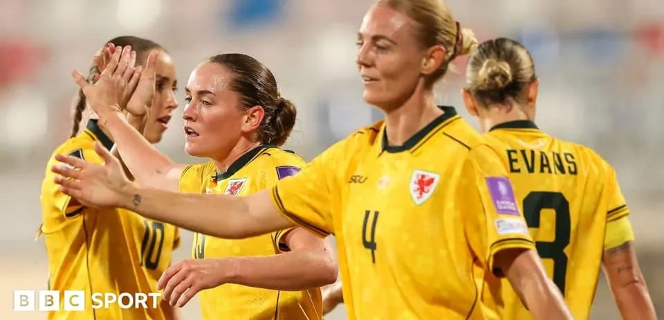 Jugadoras de Gales celebrando durante el partido