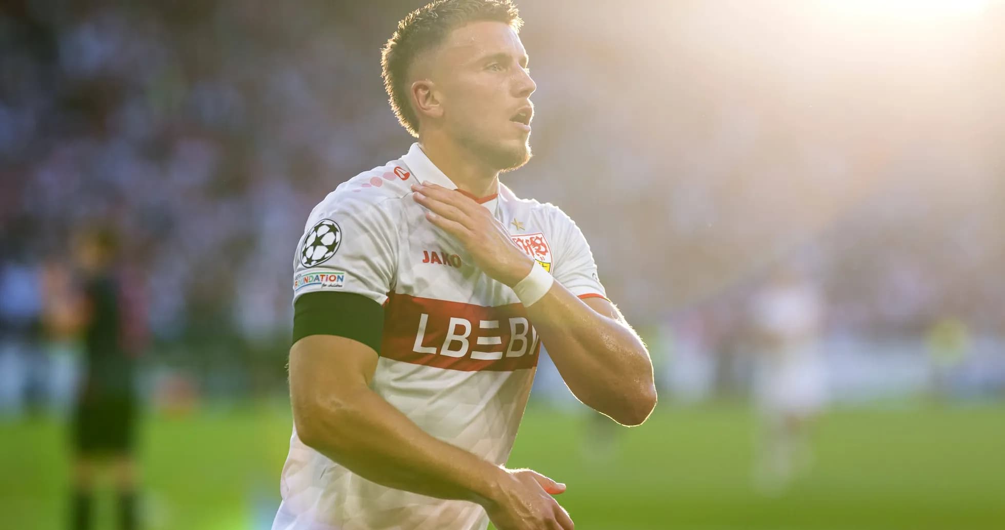 Jugador celebrando en el campo durante el partido