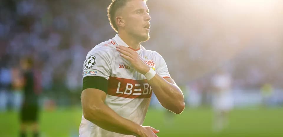 Jugador celebrando en el campo durante el partido