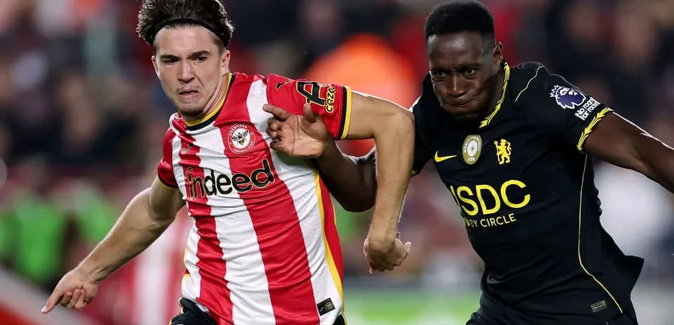 Jugadores compitiendo por el balón en partido