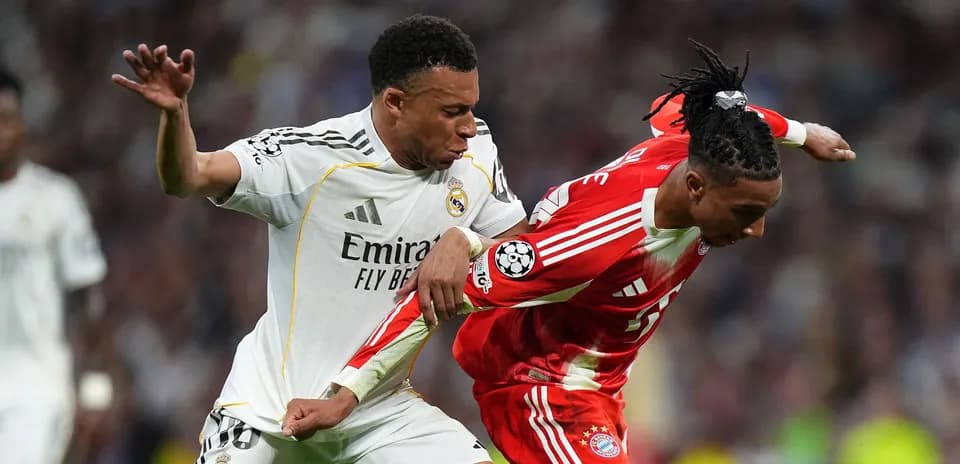 Jugadores de Real Madrid y Bayern luchando por el balón