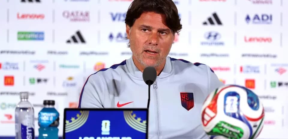 Entrenador hablando en conferencia de prensa en Los Ángeles