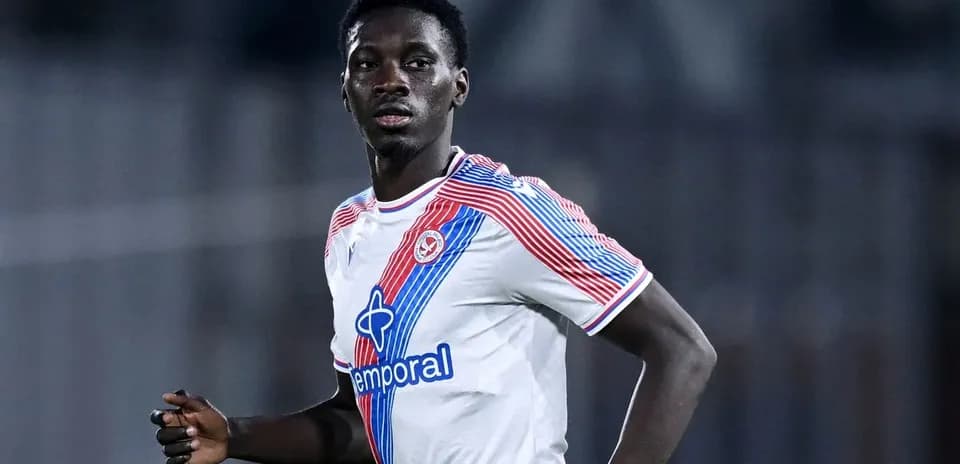 Jugador corriendo con camiseta de su equipo