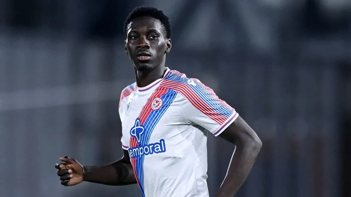 Jugador corriendo con camiseta de su equipo