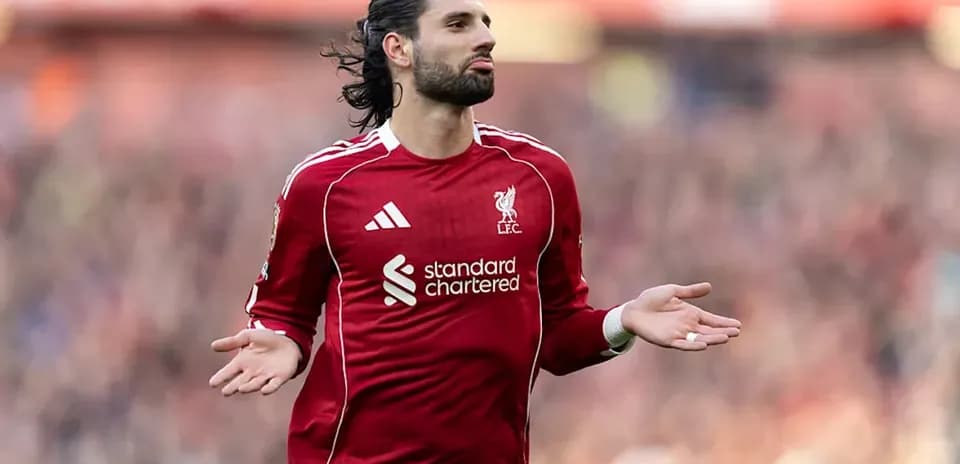 Jugador de Liverpool gesticulando durante el partido