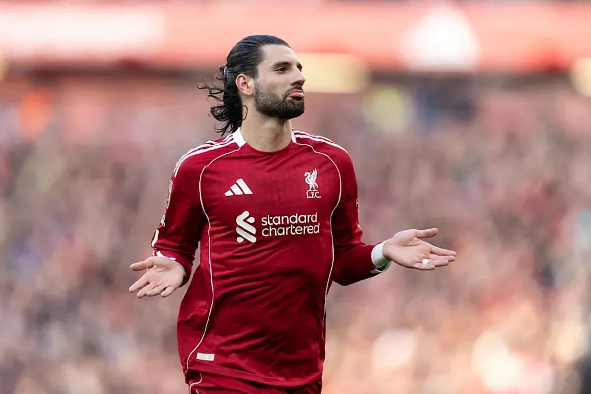 Jugador de Liverpool gesticulando durante el partido