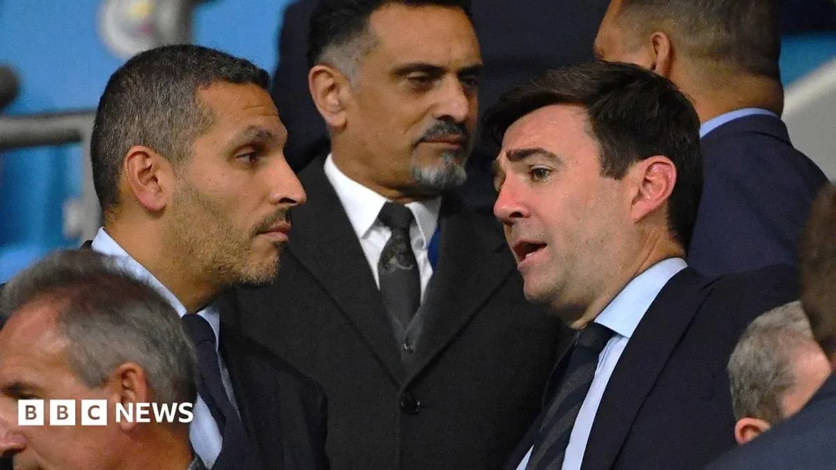 Dos hombres conversando en un evento deportivo