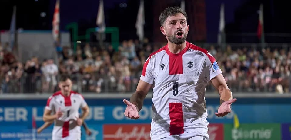 Jugador celebrando en un partido de fútbol playa