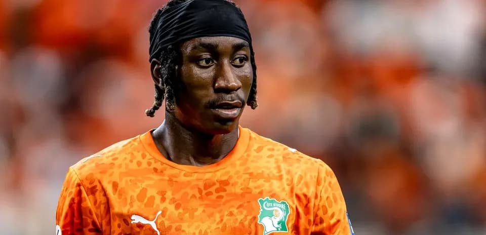 Jugador con uniforme naranja de Côte d'Ivoire en el campo