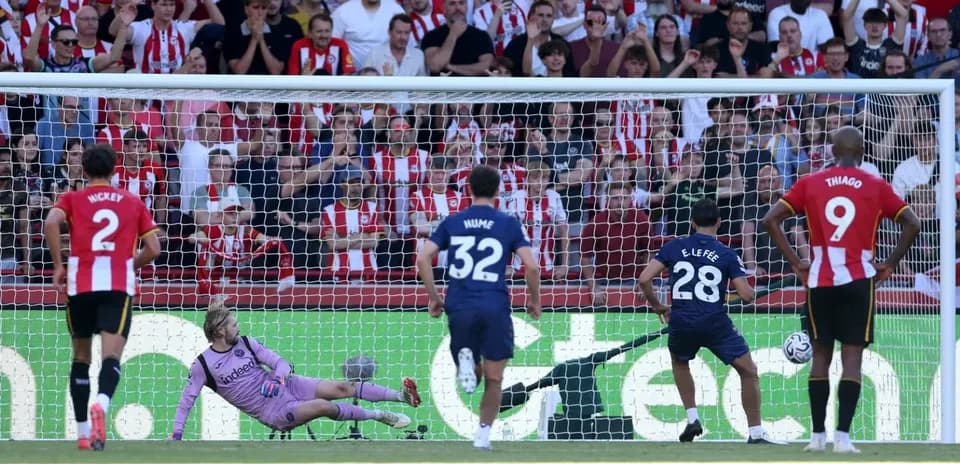 Jugador ejecutando un penalti mientras el portero se lanza