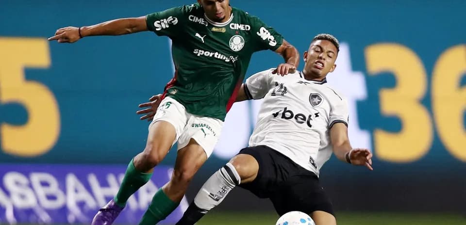 Jugadores de Botafogo y Palmeiras en acción